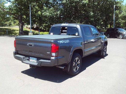 Used 2019 Toyota Tacoma TRD Sport AWD/4WD image 5