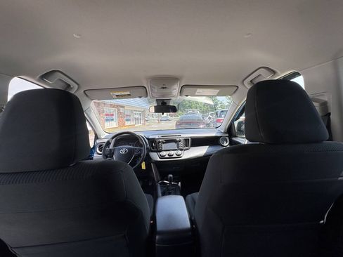 Used 2018 Toyota RAV4 LE AWD/4WD image 34