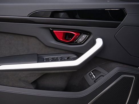 Used 2025 Lamborghini Urus SE image 16