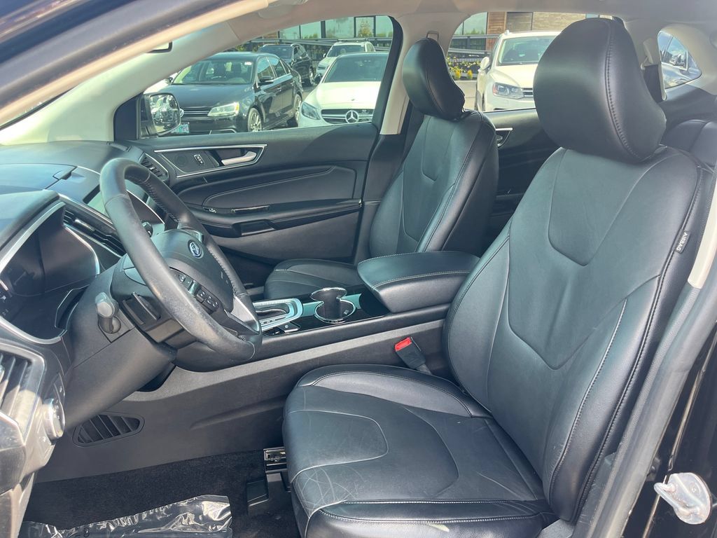 Used 2018 Ford Edge Titanium w/ Technology Package AWD/4WD image 9