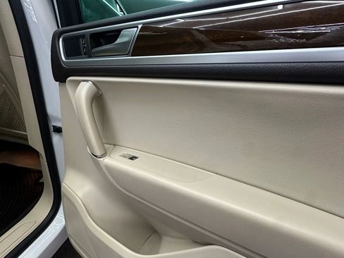 Used 2015 Volkswagen Touareg VR6 image 26