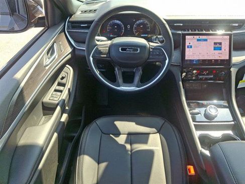 New 2025 Jeep Grand Cherokee Limited image 32