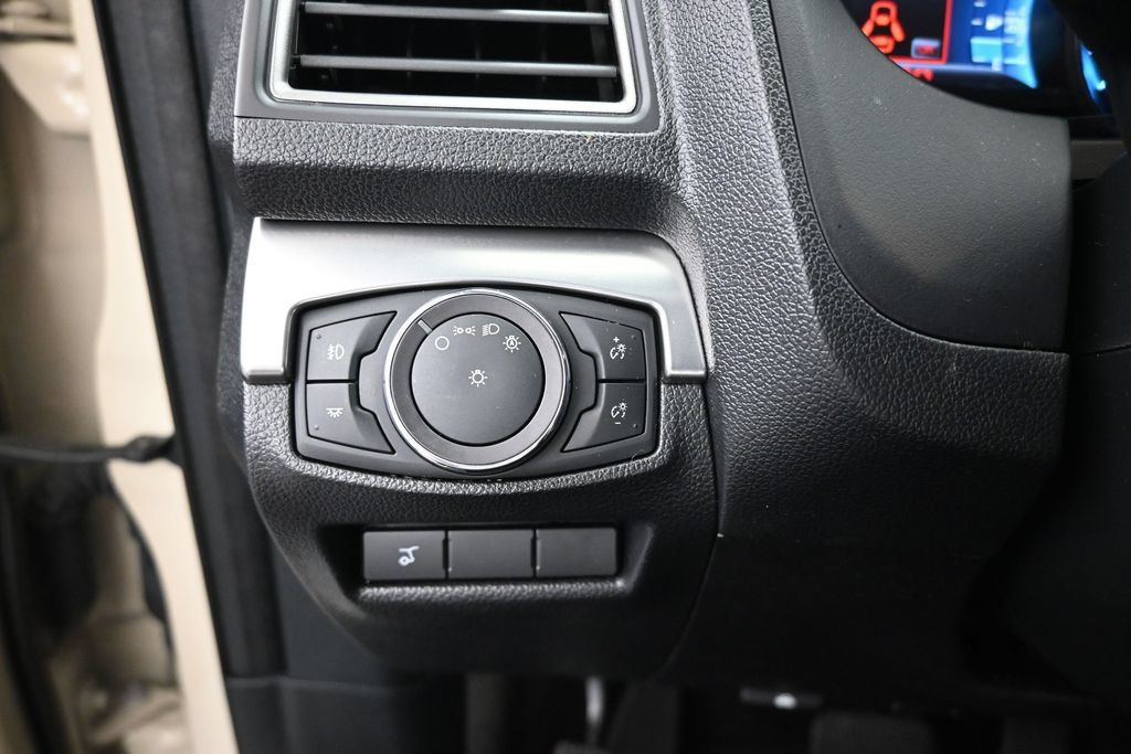 Certified 2018 Ford Explorer XLT w/ Equipment Group 201A FWD image 21