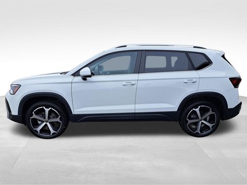 New 2025 Volkswagen Taos SEL image 9