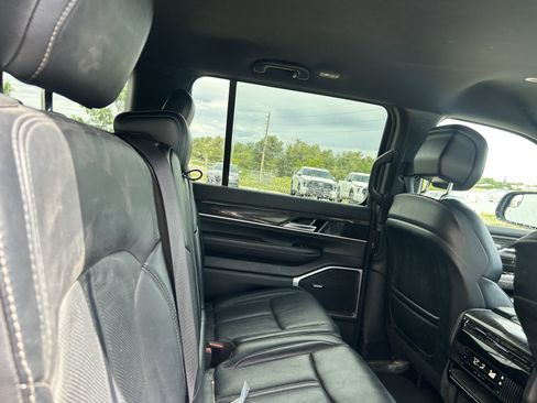 Used 2022 Jeep Wagoneer Series III AWD/4WD image 11