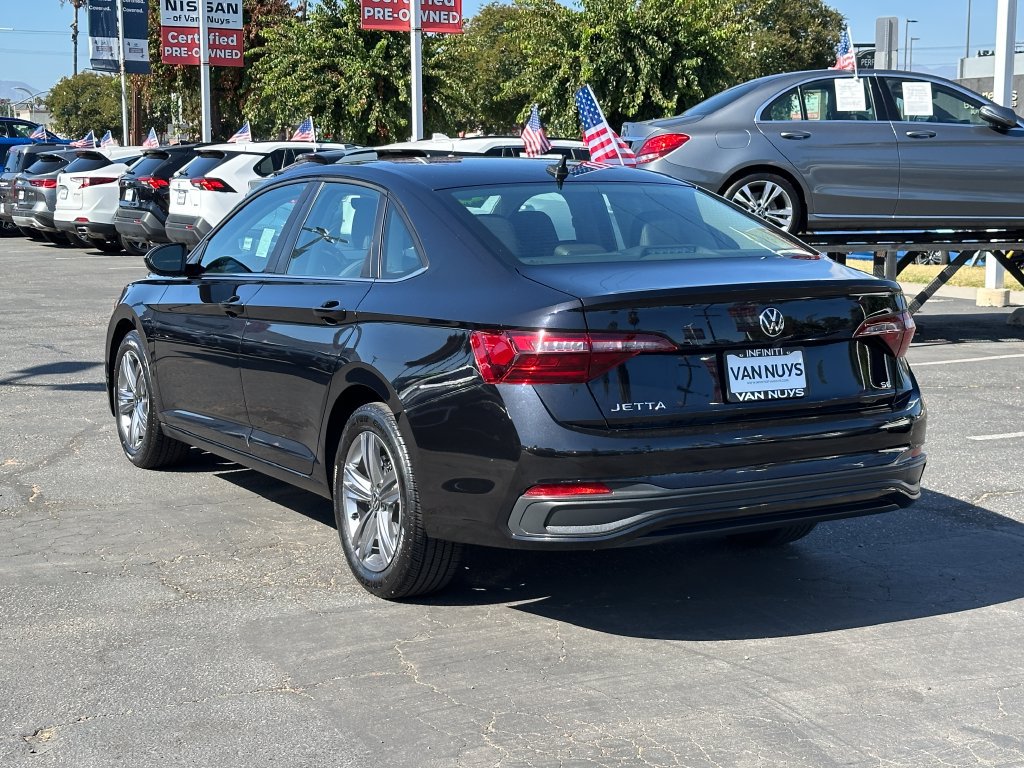 Used 2024 Volkswagen Jetta SE FWD image 4