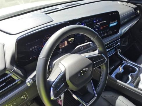 Used 2025 Chevrolet Traverse LT w/ Midnight/Sport Edition FWD image 2