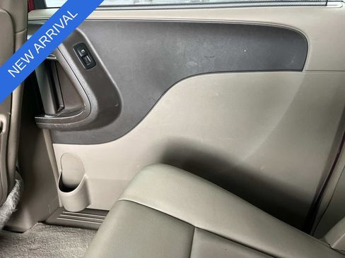 Used 2016 Chrysler Town & Country Touring w/ Driver Convenience Group FWD image 17