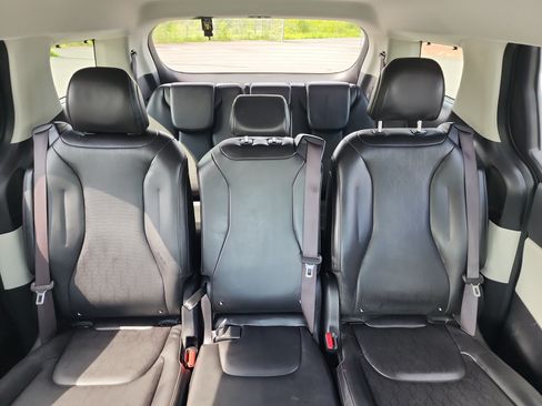 Used 2024 Kia Carnival EX FWD image 22
