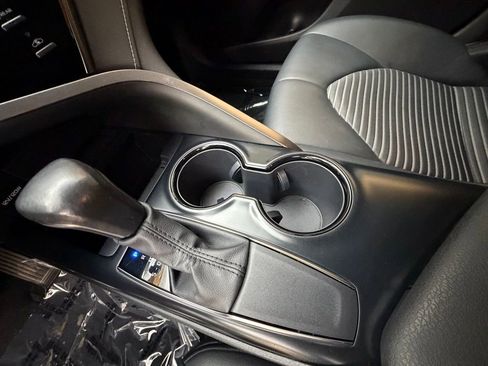 Used 2020 Toyota Camry SE image 19