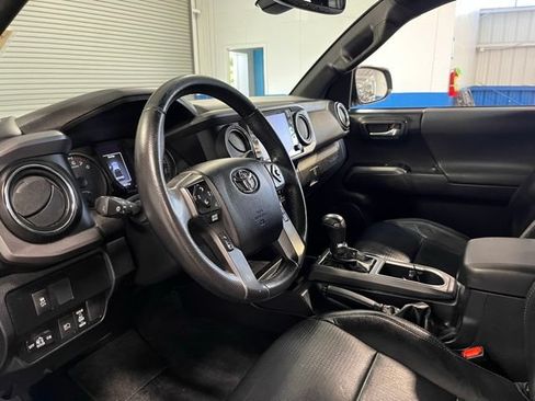 Used 2021 Toyota Tacoma TRD Off-Road w/ TRD Premium Off Road Package AWD/4WD image 21
