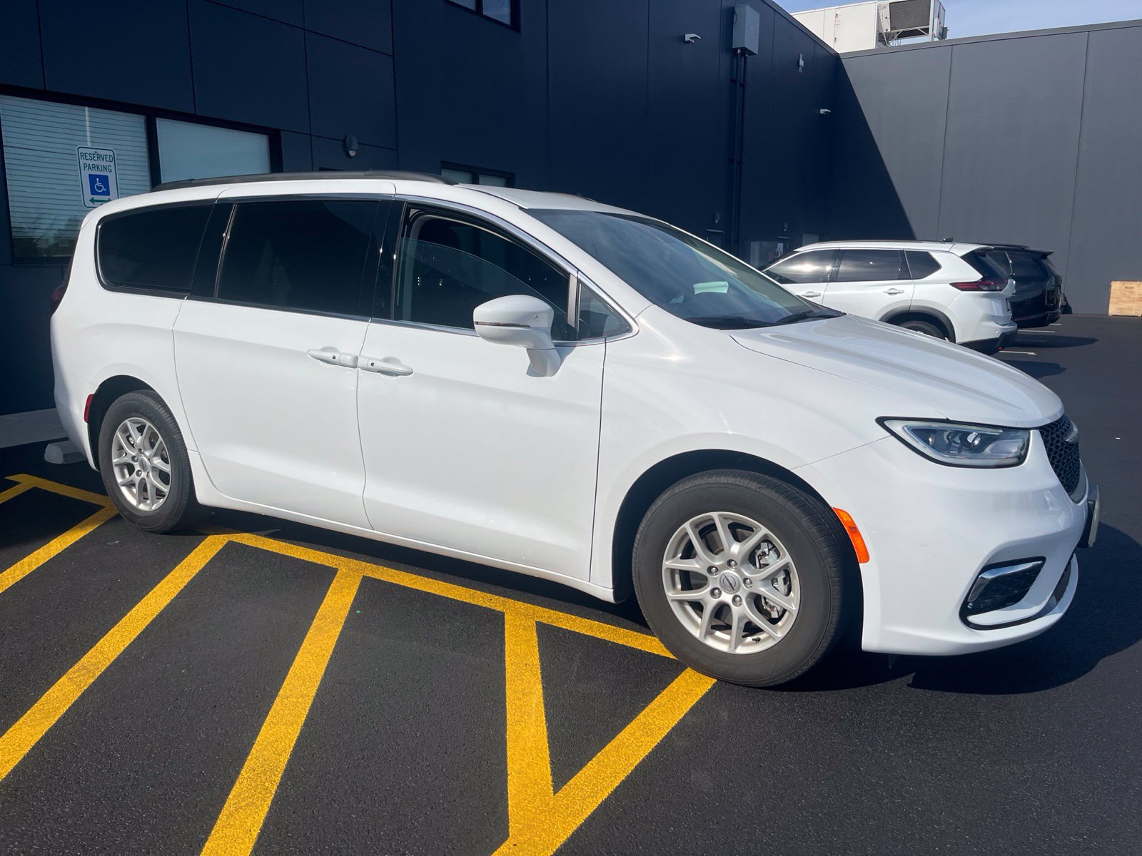 Used 2022 Chrysler Pacifica Touring-L FWD image 4