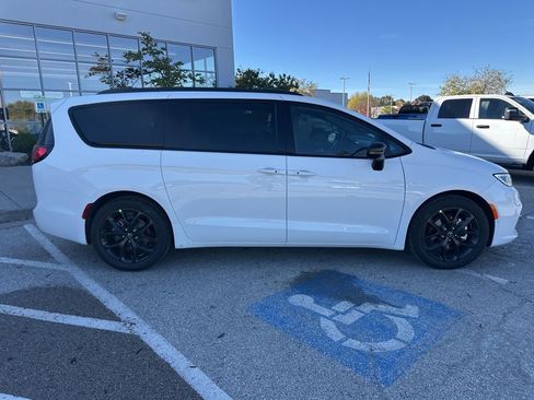 New 2026 Chrysler Pacifica Select image 36