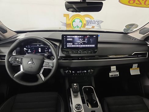 New 2026 Mitsubishi Outlander SE FWD image 13