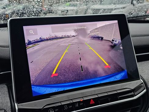 Used 2024 Jeep Compass Latitude image 23