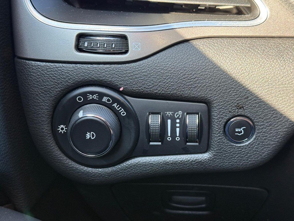 Used 2019 Jeep Cherokee Latitude Plus w/ Comfort/Convenience Group FWD image 20