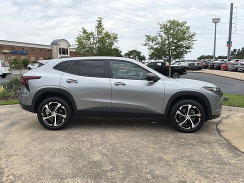 Used 2024 Chevrolet Trax RS FWD image 4