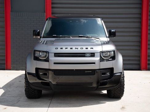 Used 2023 Land Rover Defender 110 X-Dynamic SE image 4