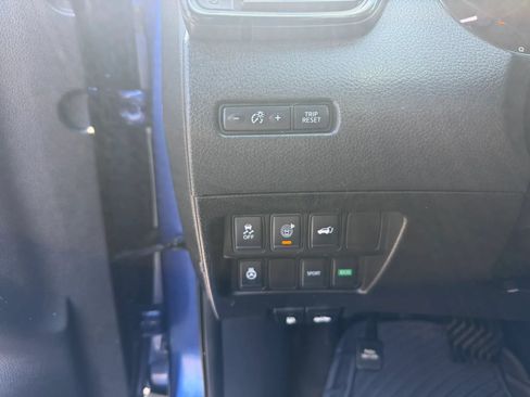 Used 2017 Nissan Rogue SV w/ SV Premium Package FWD image 13