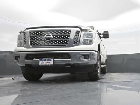 Used 2018 Nissan Titan SV w/ SV Convenience Package image 37