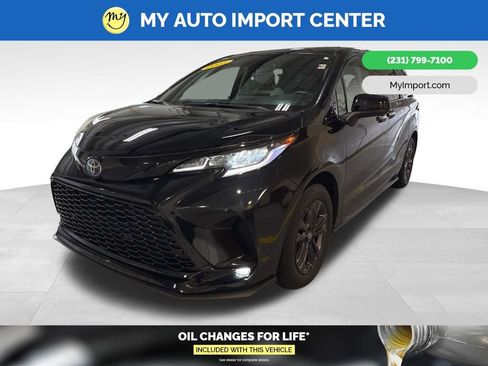 Used 2025 Toyota Sienna XSE image 3