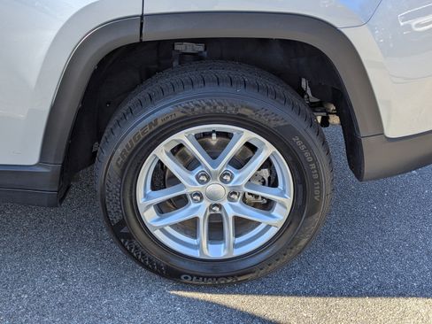 Certified 2023 Jeep Grand Cherokee Laredo X image 27