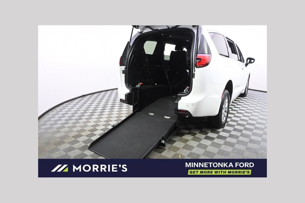 Used 2026 Chrysler Pacifica Select FWD image 1
