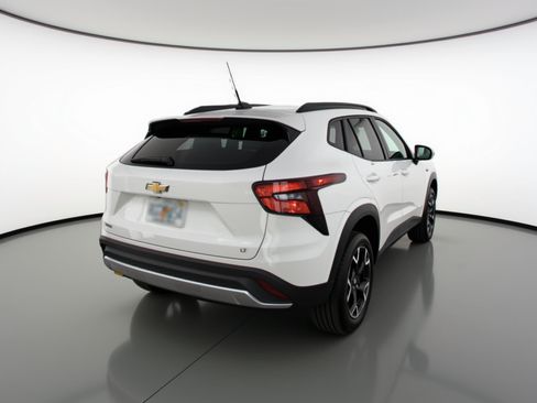 Used 2025 Chevrolet Trax LT w/ LT Convenience Package image 9
