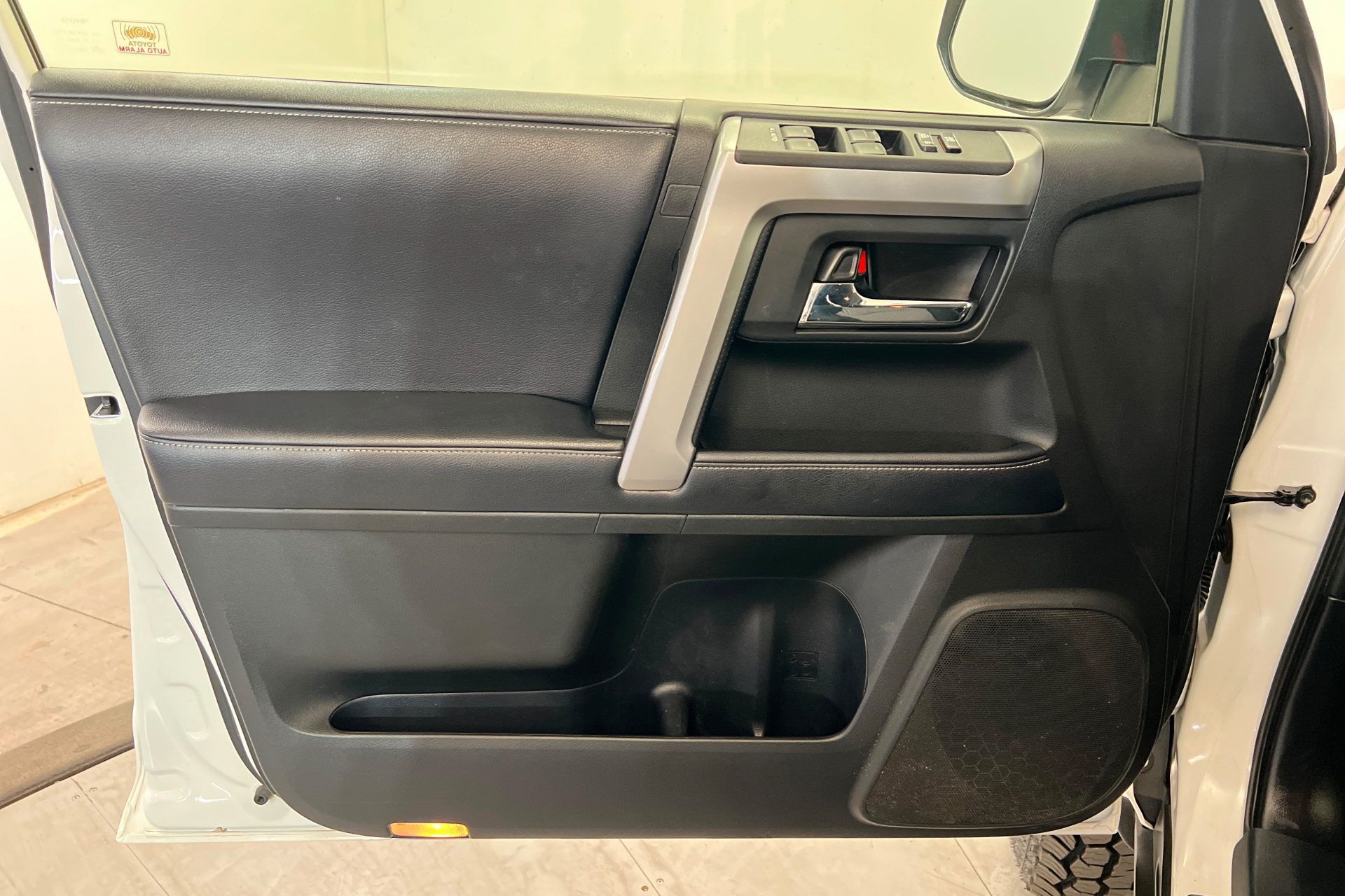 Used 2018 Toyota 4Runner SR5 AWD/4WD image 15