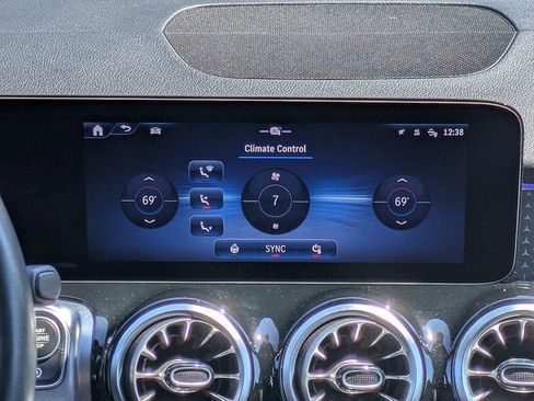 Used 2025 Mercedes-Benz GLB 250 4MATIC image 18