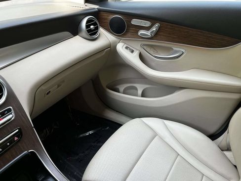 Used 2022 Mercedes-Benz GLC 300 4MATIC w/ Premium Package Lite image 30