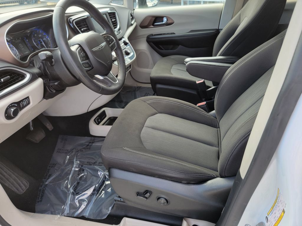 Used 2022 Chrysler Voyager LX FWD image 10