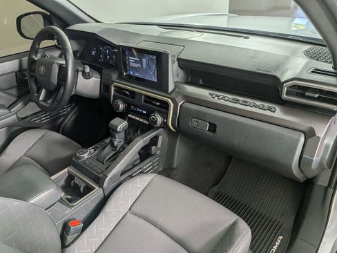 Used 2025 Toyota Tacoma SR5 AWD/4WD image 25