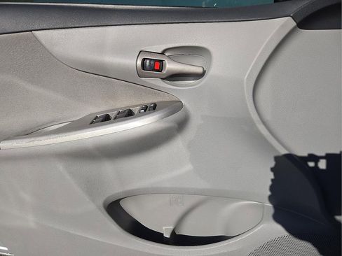 Used 2013 Toyota Corolla LE image 18