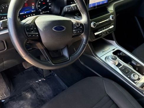 Used 2020 Ford Explorer XLT AWD/4WD image 2