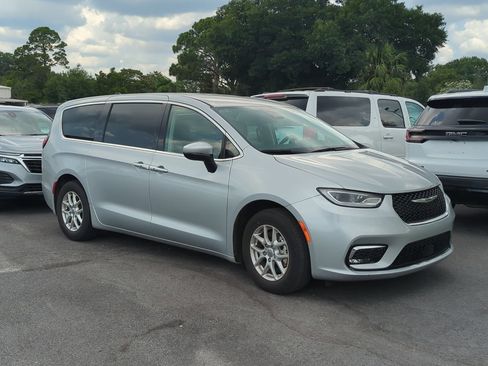 Used 2023 Chrysler Pacifica Touring-L FWD image 1