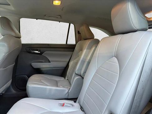 Used 2021 Toyota Highlander XLE FWD image 18