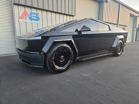 Used 2024 Tesla Cybertruck AWD Crew Cab image 3