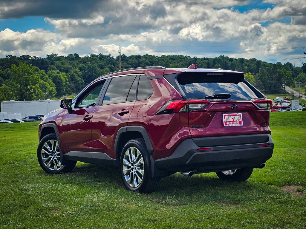Used 2019 Toyota RAV4 XLE Premium w/ Cold Weather Package AWD/4WD image 4