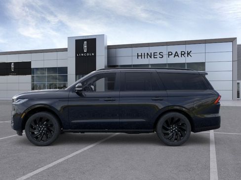 New 2026 Lincoln Navigator Reserve w/ Jet Appearance Package AWD/4WD image 3