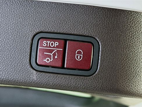 Used 2017 Mercedes-Benz GLS 450 4MATIC image 32