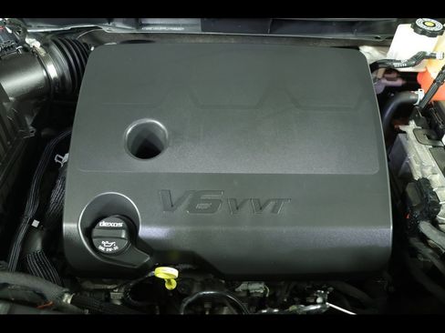 Used 2023 Chevrolet Traverse LT image 19