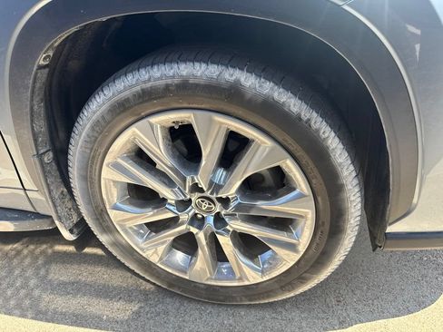 Used 2021 Toyota Highlander Limited FWD image 2