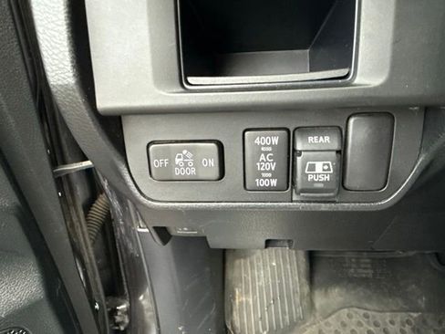 Used 2017 Toyota Tacoma TRD Sport AWD/4WD image 17
