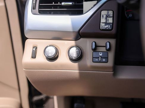 Used 2015 Chevrolet Suburban LTZ AWD/4WD image 16