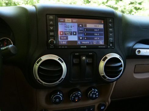 Used 2014 Jeep Wrangler Rubicon w/ Power Convenience Group AWD/4WD image 15