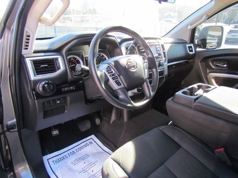 Used 2017 Nissan Titan SV image 9
