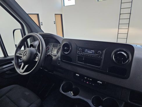 Used 2022 Mercedes-Benz Sprinter 2500 image 34