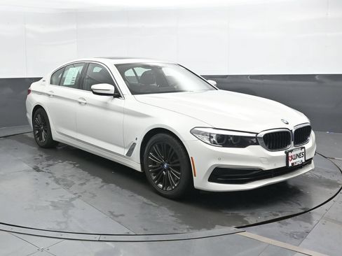 Used 2019 BMW 530e xDrive w/ Convenience Package AWD/4WD image 4