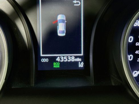 Used 2025 Toyota Camry SE FWD image 12